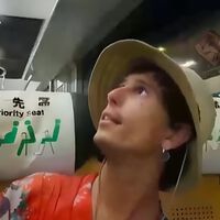 Un streamer empuja a un anciano en Japón y desata la polémica: "Fue para defenderme"