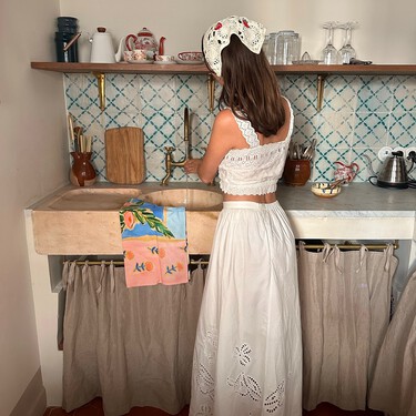 Las nuevas Adidas 'tinto de verano' que levantan un vestido blanco a la categoría de lujo 