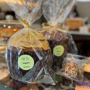 El panettone vegano de calidad existe y está en Barcelona: estos son los secretos de Debby's Veggie Food