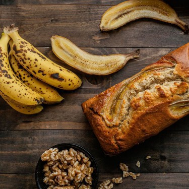 El plátano maduro como superfruta: cómo usarlo para endulzar postres sin azúcar añadida