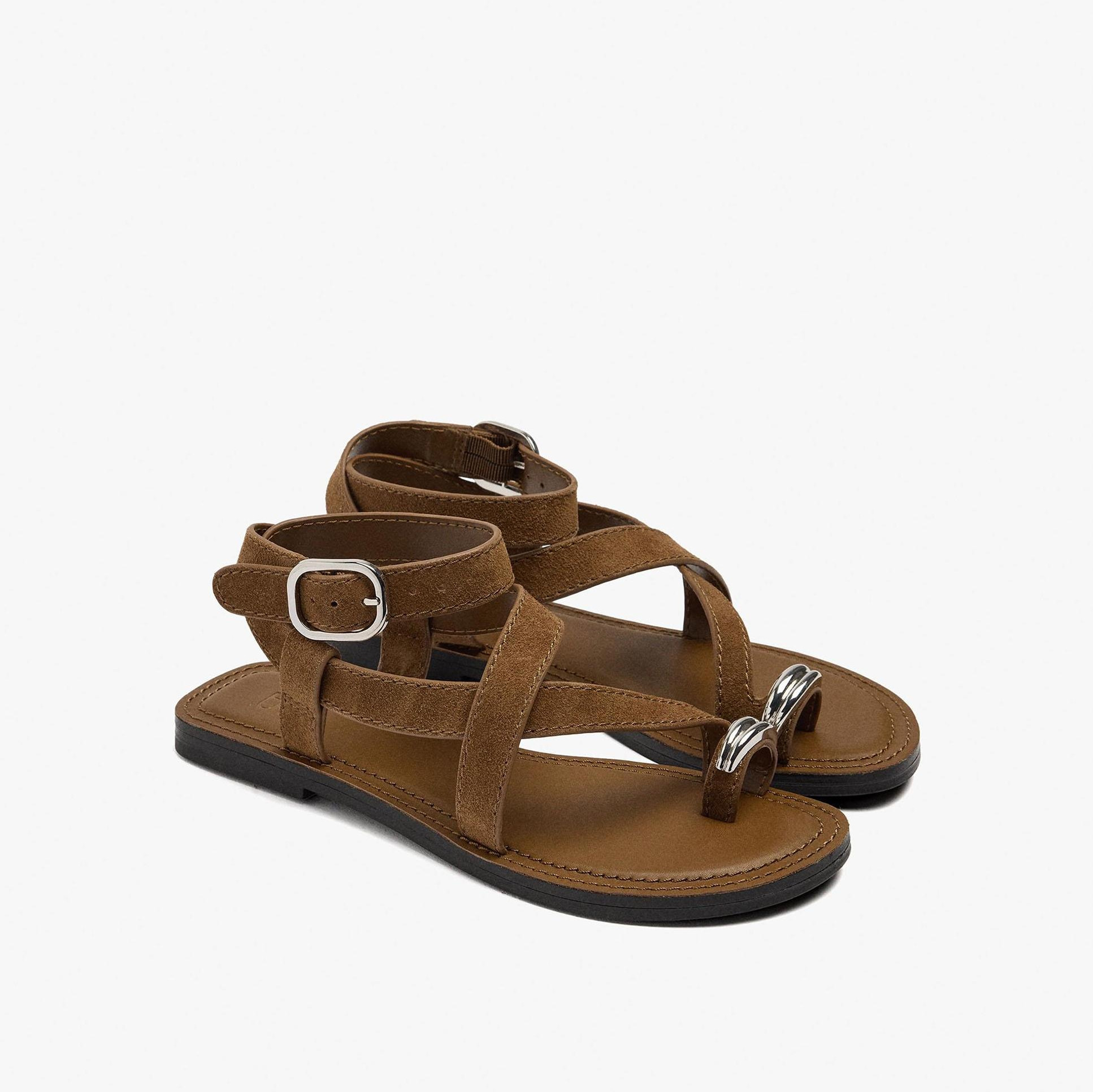 Sandalias de dedo de mujer de piel con tiras cruzadas y cierre de hebilla Camel Parfois