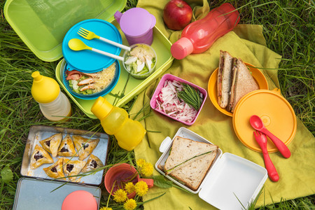 Nos vamos de excursión: accesorios imprescindibles para un picnic al aire libre