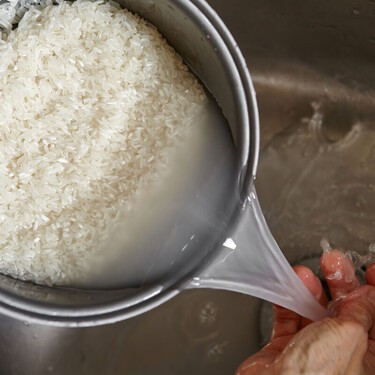 Cocineros y científicos coinciden: “Lavar el arroz antes de cocinarlo mejora muchas variedades”