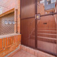 Una comunidad corta el paso que llevaban años utilizando los vecinos de una urbanización colindante y la justicia les obliga a reabrirlo y retirar el muro 