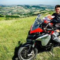 Casey Stoner se sube a la Ducati Multistrada 1200 Enduro, y a él también le deja pasmado