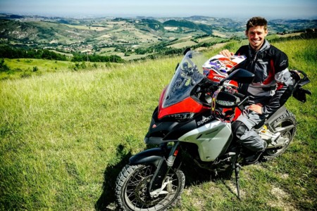Casey Stoner se sube a la Ducati Multistrada 1200 Enduro, y a él también le deja pasmado