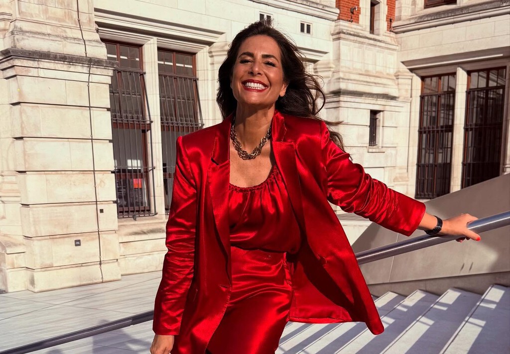 Nuria Roca y las zapatillas New Balance 9060 más estilosas para ir a la oficina y caminar cómoda en otoño 