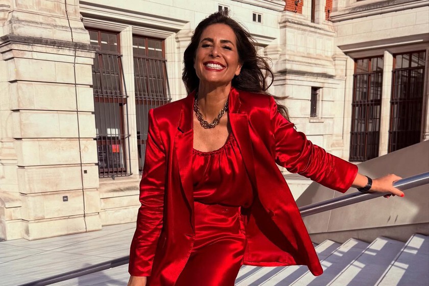 Nuria Roca y las zapatillas New Balance 9060 más estilosas para ir a la oficina y caminar cómoda en otoño