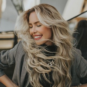 Adiós a las canas: cinco ideas de mechas espiga que están triunfando este 2026