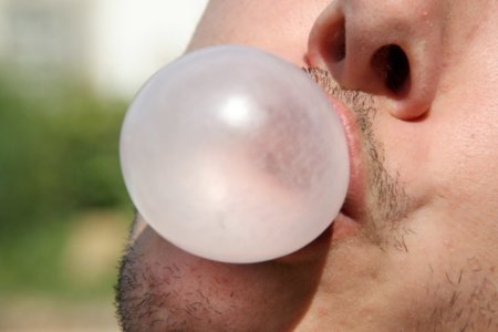 Pros y contras de mascar chicle