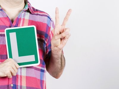 Eres conductor novel y quieres contratar un seguro de coche, ¿sabes cómo?