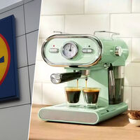 Hoy en Lidl la cafetera en color pastel con 1.100 W de potencia, vaporizador y depósito desmontable para tener café de barista en casa