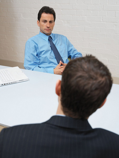Cómo contratar tus primeros empleados