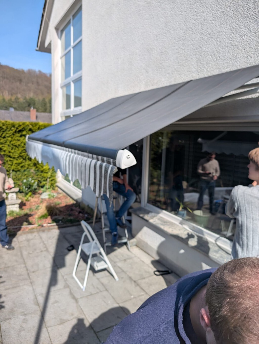 Estos toldos tienen paneles solares integrados para ser la alternativa a los modelos tradicionales que se instalan en el tejado 