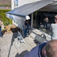 Estos toldos tienen paneles solares integrados para ser la alternativa a los modelos tradicionales que se instalan en el tejado 