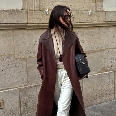 El abrigo elegante con bufanda a juego que arrasará en entretiempo es burdeos y está firmado por Sfera