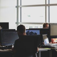 Los agentes de IA amenazaban con reemplazarnos en nuestros trabajos. Podemos estar muy tranquilos: de momento son un desastre