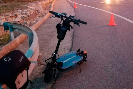 Cazan a un conductor con un patinete eléctrico a más de 80 km/h por la N-240, y la broma le puede salir muy cara