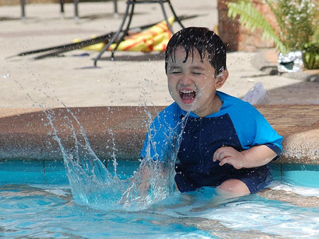 Jugar y estimular a nuestro bebé en el agua