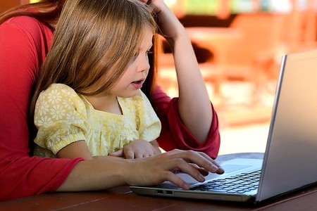 ¿Has sido madre recientemente? Así puedes reclamar el IRPF de tu permiso por maternidad a Hacienda