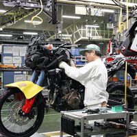 Hacer motos en Honda tiene un riesgo: tu mono es blanco, y si lo manchas tu trabajo está en peligro