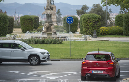 Cómo entrar, circular y salir correctamente por una rotonda, según la DGT