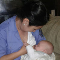 La bonita foto de una agente de policía amamantando a un bebé que llevaron llorando a comisaría