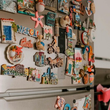 Haz esto con los imanes que ibas a tirar: un par de ideas útiles y bonitas para ordenar tu casa 