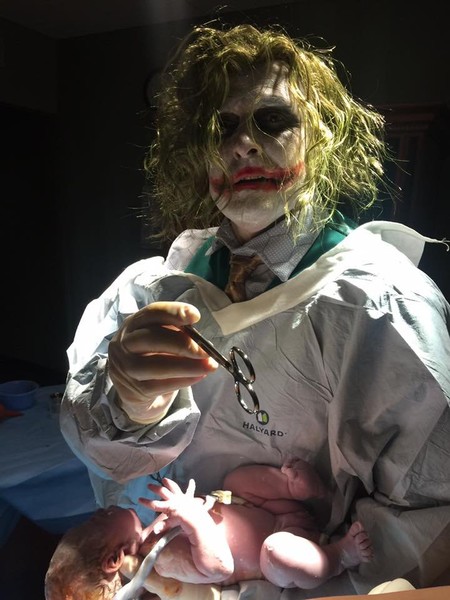 El ginecólogo que asistió un parto disfrazado de Joker la noche de Halloween