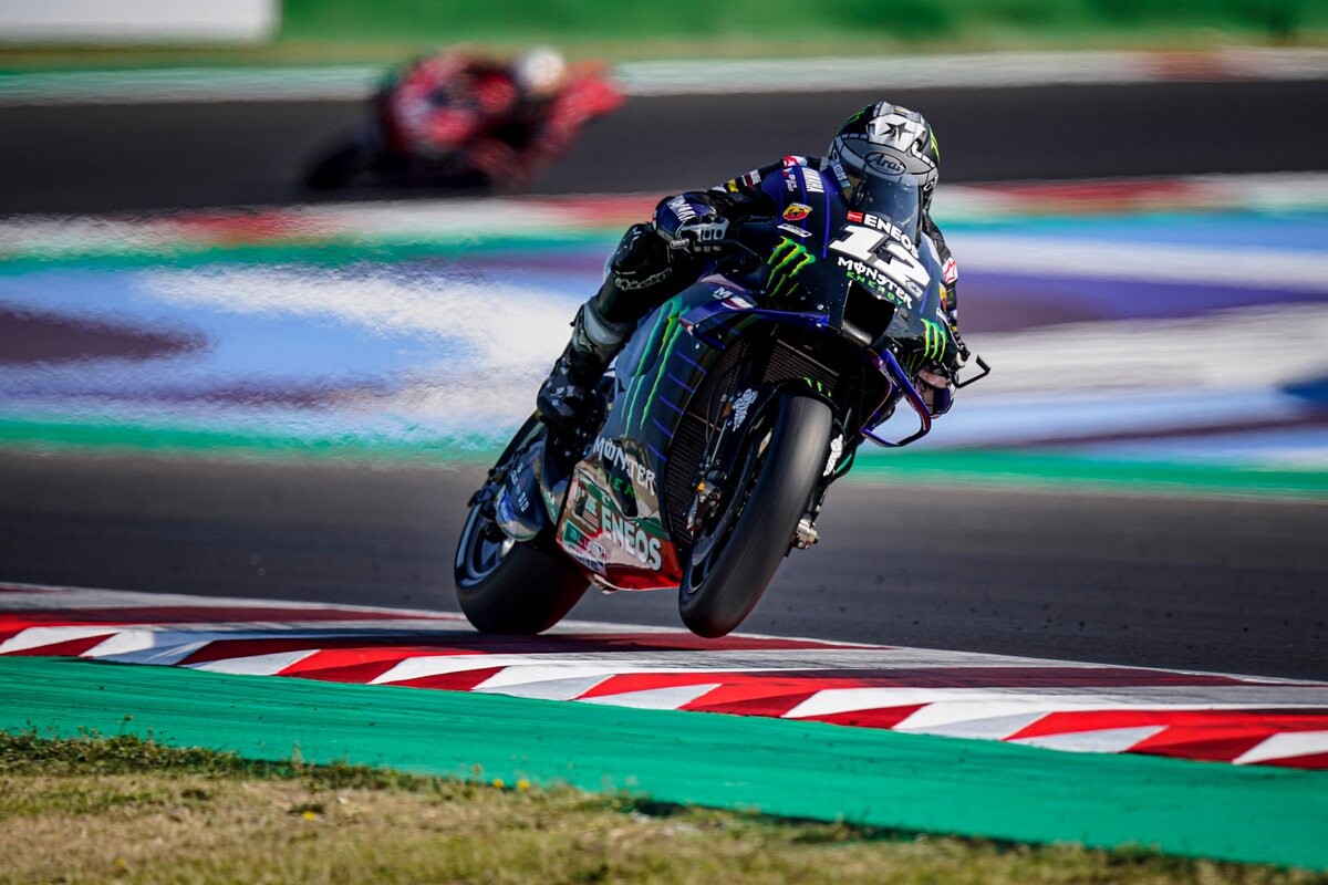 ¡Triplete! Maverick Viñales gana en Misano con Joan Mir y Pol Espargaró completando el pleno español