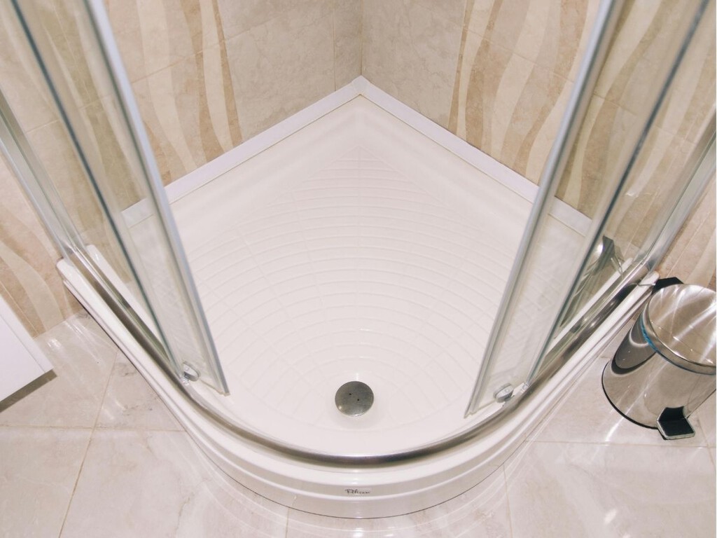 Así se limpia la suciedad negra de la guía inferior de la mampara de la ducha