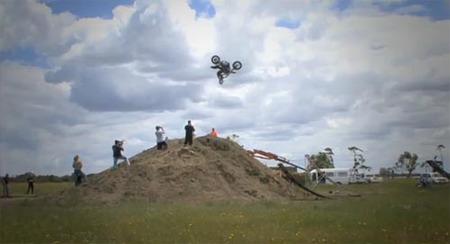 Back Flip con una Harley Davidson XR1200
