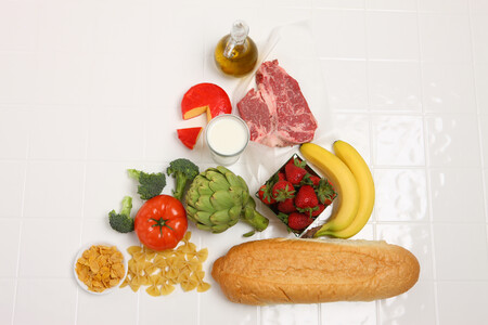 Pirámide alimentaria o plato de Harvard: en qué consisten, qué ventajas tienen y en cuál es mejor fijarnos
