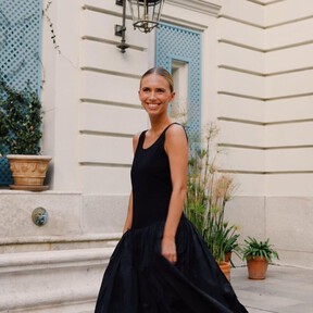 El vestido azul marino es tendencia esta primavera-verano 2026 y tenemos los más bonitos de Zara, H&M, Mango o Massimo Dutti 