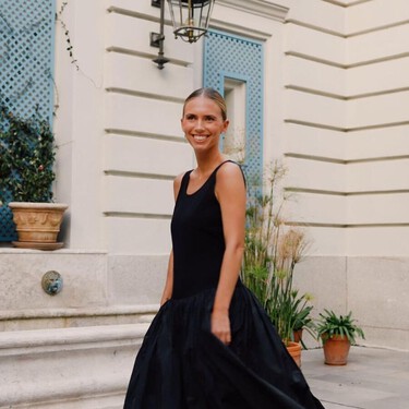 El vestido azul marino es tendencia esta primavera-verano 2026 y tenemos los más bonitos de Zara, H&M, Mango o Massimo Dutti 