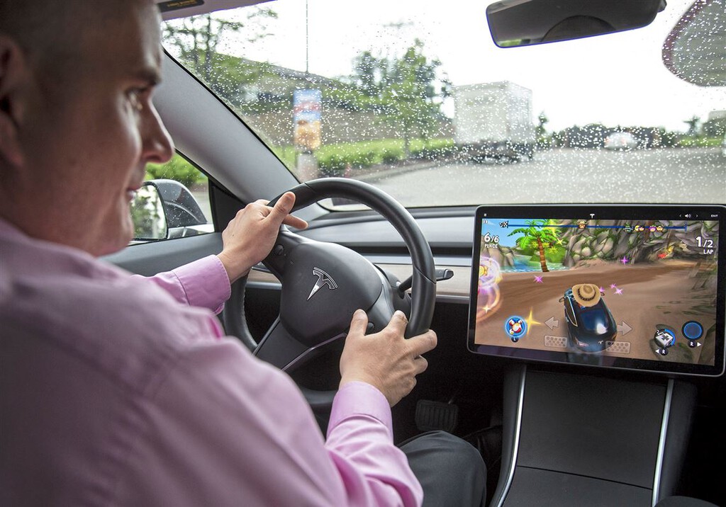 Tesla permite jugar videojuegos mientras sus autos van en movimiento y