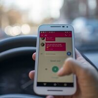 Los cambios de la DGT para 2021: restará más puntos por usar el móvil o no llevar el cinturón y habrá nuevos límites de velocidad