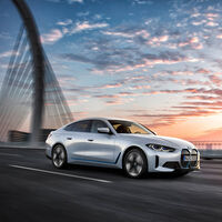 El nuevo BMW i4 es una berlina eléctrica deportiva de 590 km de autonomía que quiere plantar cara al Tesla Model 3