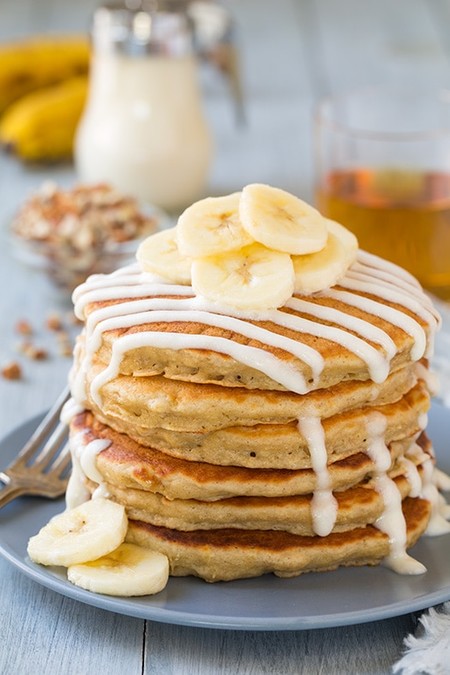 Hot cakes de plátano con glaseado. Receta fácil para el desayuno