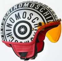 Casco Moschino para fashion victims