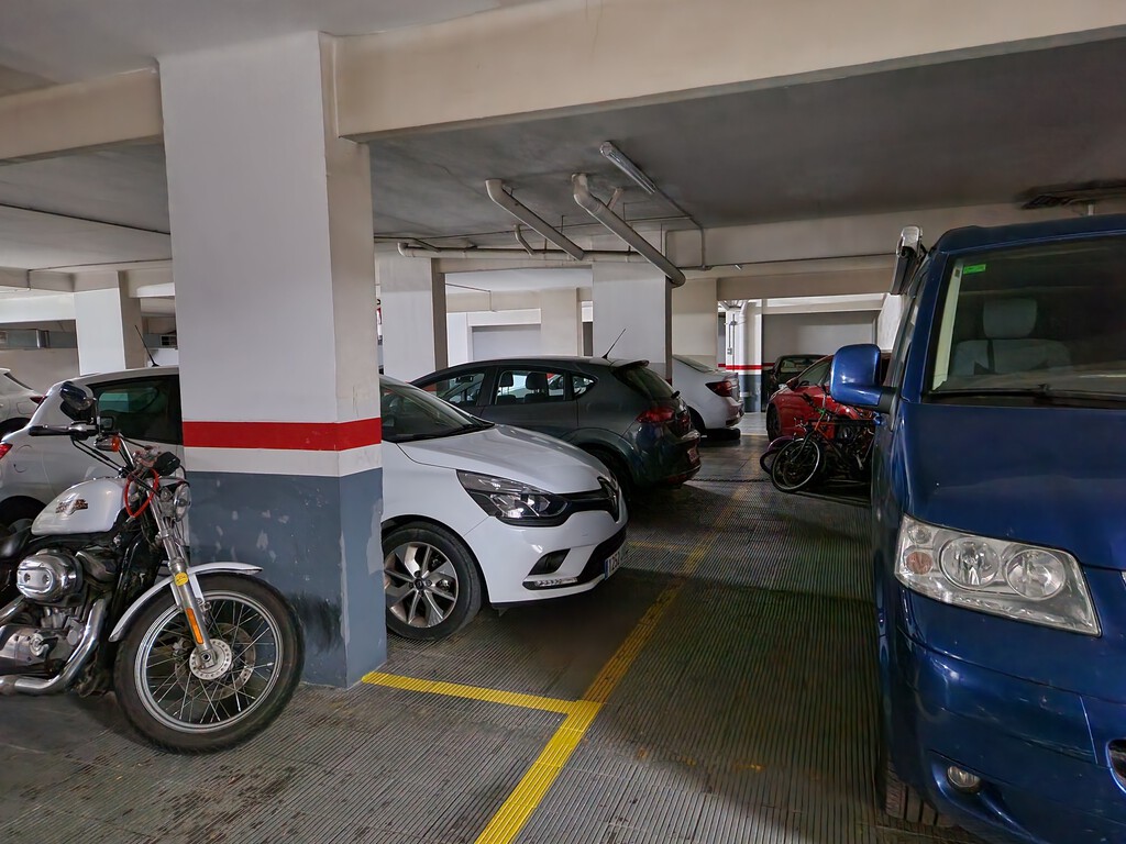 “Es mi plaza y hago lo que quiero”,  pero tu plaza de garaje no es un trastero: por qué guardar muebles o cajas te puede salir muy caro