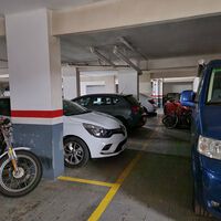 “Es mi plaza y hago lo que quiero”,  pero tu plaza de garaje no es un trastero: por qué guardar muebles o cajas te puede salir muy caro