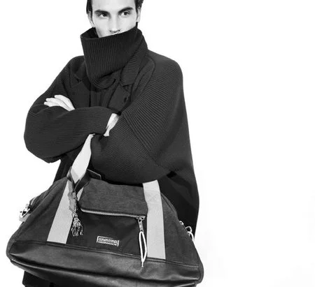 Ya tenemos entre nosotros la esperadísima colección de Kris van Assche & Eastpak