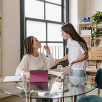 "Mamá, eres muy pesada": cómo afrontar las críticas de los hijos adolescentes sin permitir que nos falten al respeto 