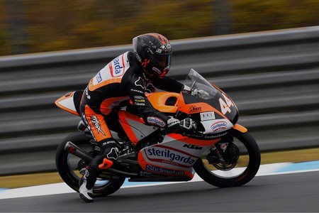 Arón Canet no se rinde y lidera los primeros entrenamientos de Moto3 en Australia