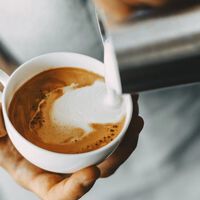 Espressos y cappuccinos en casa como en el bar con una cafetera superautomática con molinillo por solo 139 euros en MediaMarkt 