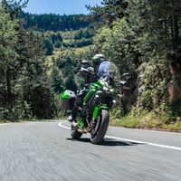 A Kawasaki le faltaba una trail para comerse a Honda y Yamaha. La Versys 900 es la nueva moto equipada hasta los dientes por menos dinero