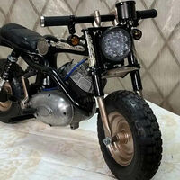 Alguien ha convertido una máquina de coser en una minimoto muy molona, pero tiene una pega