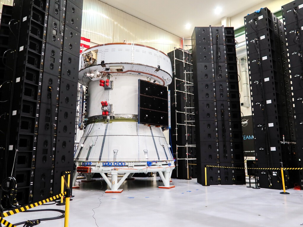 Si la pregunta es qué hace el módulo europeo de Orion entre altavoces gigantes, la respuesta son pruebas extremas de la NASA