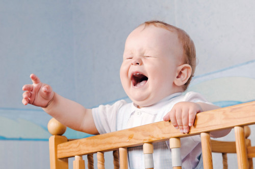 Si llora, "no entres en la habitación, es teatro": las indignantes recomendaciones para dormir al bebé del hospital Niño Jesús de Madrid